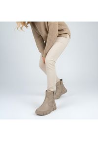 Beżowe Botki Wasak Ocieplane Buty Damskie. Okazja: na co dzień. Kolor: beżowy. Materiał: wełna, skóra. Wzór: grochy. Sezon: zima, jesień. Styl: casual #5
