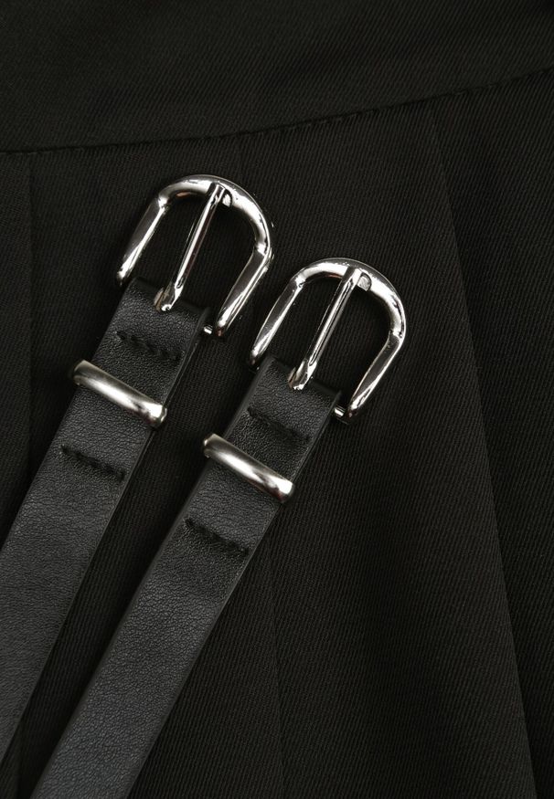 Born2be - Czarna Bawełniana Spódnica z Dwoma Paskami z Klamerkami Koriana. Okazja: na co dzień. Kolor: czarny. Materiał: bawełna. Wzór: paski, aplikacja. Styl: casual, elegancki