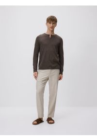 Reserved - Sweter henley - szary. Typ kołnierza: typu henley. Kolor: szary. Materiał: dzianina, len #1