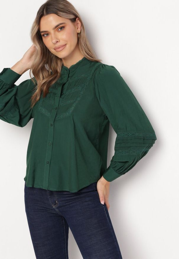 Born2be - Ciemnozielona Koszula z Koronkową Wstawką i Szerokimi Rękawami Elegriane. Kolor: zielony. Materiał: koronka. Wzór: aplikacja