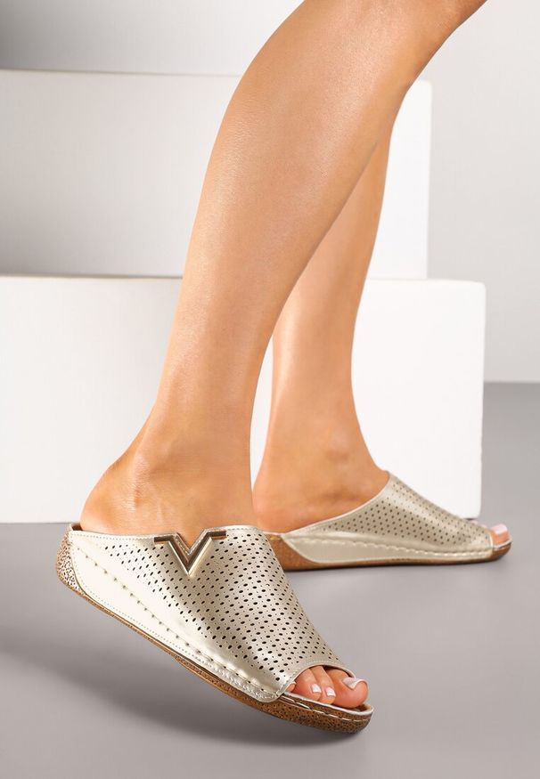 Born2be - Złote Klapki Vices z Perforowaną Cholewką Sarianae. Okazja: na co dzień. Kolor: złoty. Styl: casual, elegancki