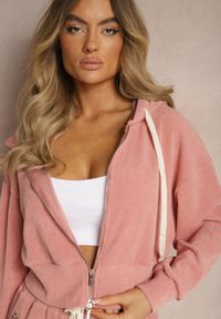Renee - Różowy Komplet Dresowy z Dodatkiem Bawełny Spodnie z Gumką w Talii Bluza z Kapturem Sesaria. Kolor: różowy. Materiał: dresówka, bawełna. Wzór: kolorowy #4