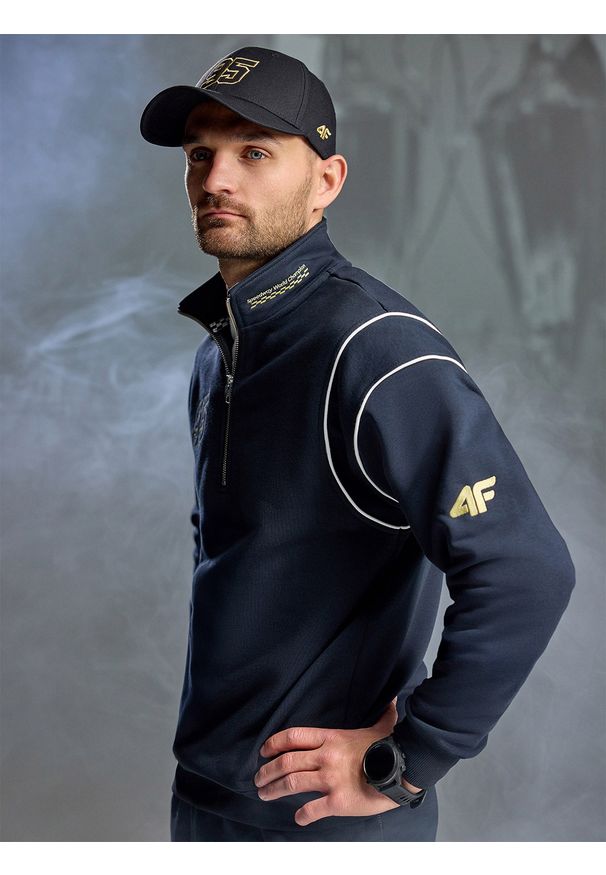 4f - 4F Bluza dresowa rozpinana bez kaptura uniseks 4F x Bartosz Zmarzlik - czarna S. Okazja: na co dzień. Typ kołnierza: bez kaptura. Kolor: czarny. Materiał: dresówka. Wzór: napisy, gładki, haft, ze splotem. Styl: klasyczny, casual, sportowy