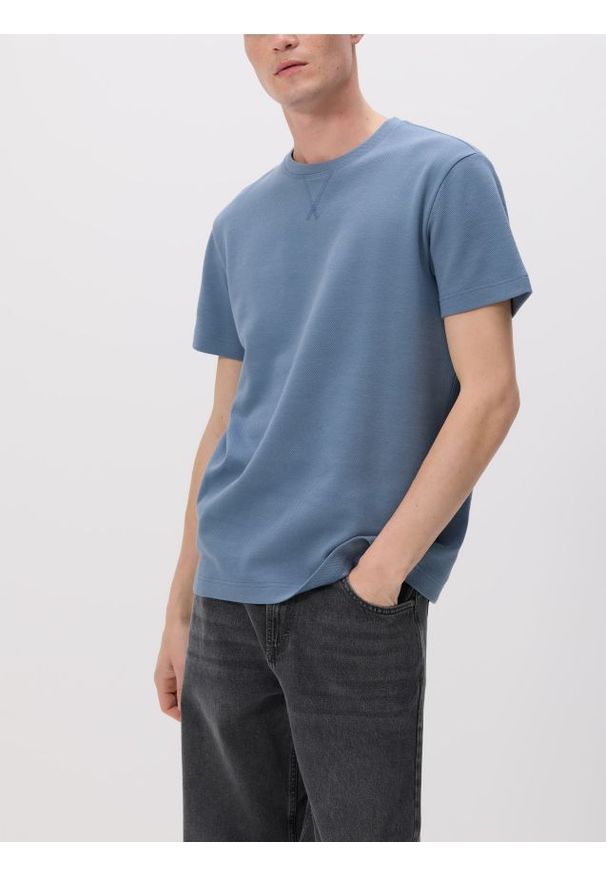 Reserved - Strukturalny t-shirt comfort fit - jasnoniebieski. Kolor: niebieski. Materiał: dzianina, bawełna