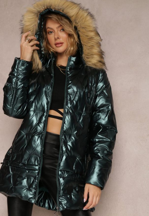 Renee - Ciemnozielona Kurtka Metaliczna z Futrzanym Kapturem Kajol. Okazja: na co dzień, na spacer. Kolor: zielony. Materiał: futro. Styl: elegancki, casual