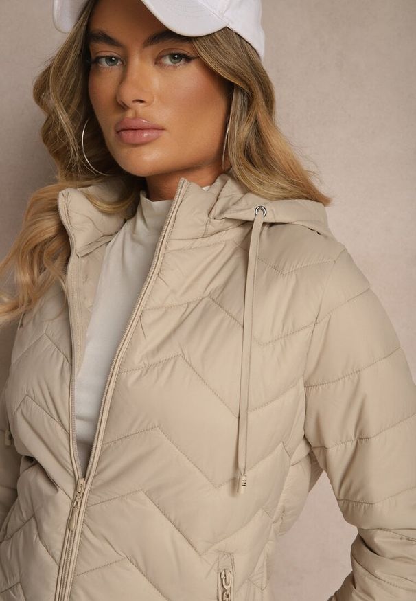 Renee - Ciemnobeżowa Kurtka Przejściowa z Pikowaniem i Odpinanym Kapturem Leopia. Okazja: na spacer. Kolor: beżowy. Sezon: wiosna, jesień