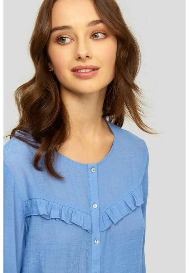 Greenpoint - Elegancka, niebieska bluzka z dekoracyjną falbanką. Kolor: niebieski. Styl: elegancki