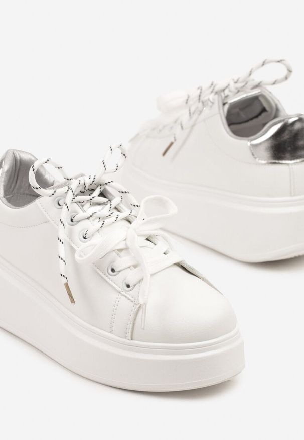 Renee - Biało-Srebrne Sneakersy z Podwójnym Sznurowaniem Zdivoria. Kolor: biały