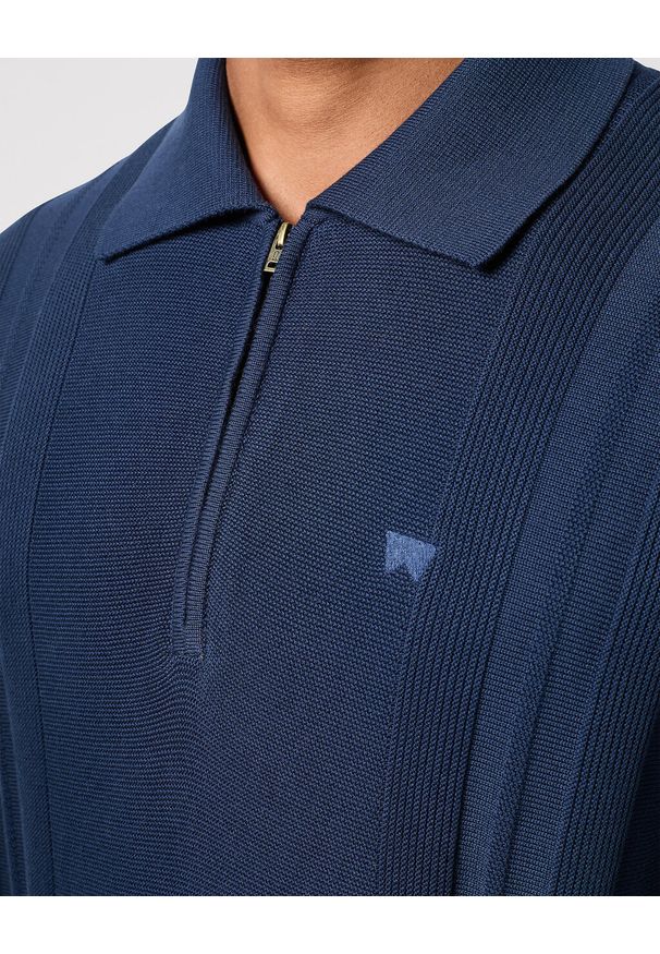 Wrangler - WRANGLER LS POLO SWEATER MĘSKI SWETER Z KOŁNIERZYKIEM KLASYCZNY BLACK IRIS 112350517 W8F1017555. Typ kołnierza: polo, kołnierzyk klasyczny. Styl: klasyczny