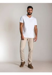 Sinsay - Koszulka z dekoltem w serek w stylu basic - biały. Typ kołnierza: dekolt w serek. Kolor: biały