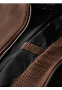 Ombre Clothing - Męska strukturalna kurtka biker ze stójką – brązowa V2 - Rozmiar: S. Okazja: na co dzień. Typ kołnierza: kołnierzyk stójkowy. Kolor: brązowy. Materiał: skóra, poliester, dzianina. Styl: casual, elegancki #10