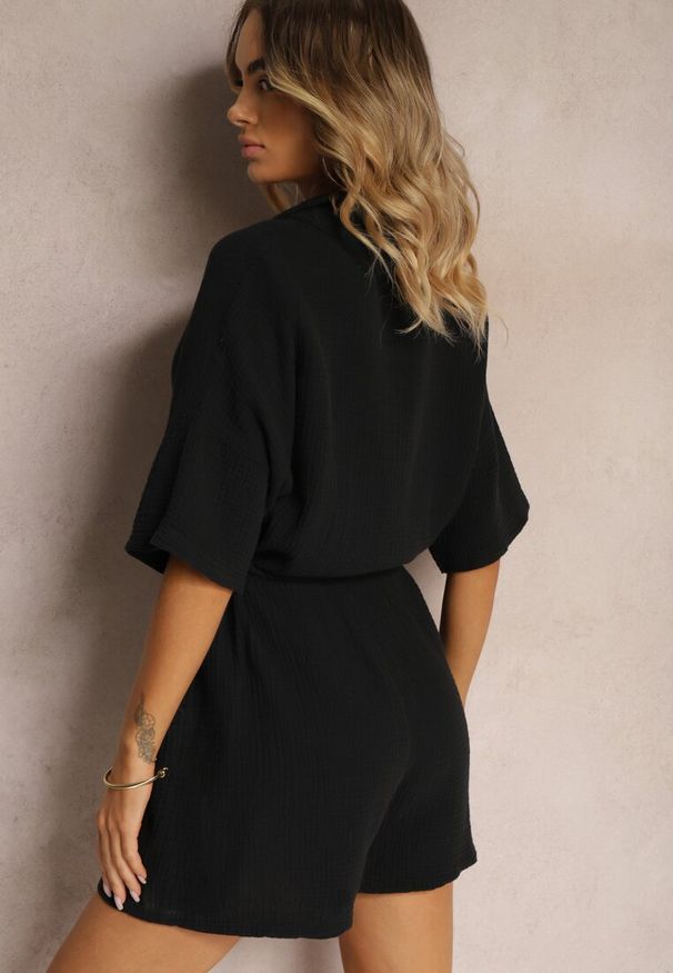 Renee - Czarny Bawełniany Kombinezon Muślinowy Ozdobiony Troczkami Zapinany na Guziki Dlissa. Okazja: na co dzień. Kolor: czarny. Materiał: bawełna. Wzór: aplikacja. Styl: klasyczny, casual, elegancki