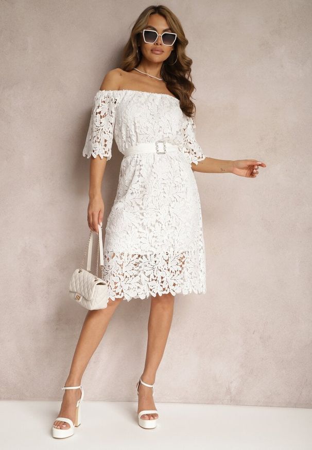 Renee - Biała Sukienka o Klasycznym Fasonie z Koronką i Paskiem Ineslina. Okazja: na co dzień. Typ kołnierza: dekolt w łódkę. Kolor: biały. Materiał: koronka. Wzór: koronka. Typ sukienki: proste. Styl: klasyczny