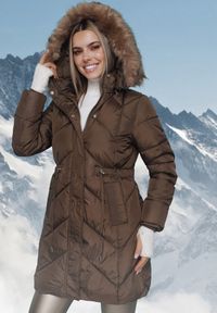 Born2be - Brązowa Pikowana Kurtka Płaszcz z Troczkiem w Talii o Wydłużonym Fasonie z Kapturem i Futerkiem Lieissas. Typ kołnierza: kaptur. Kolor: brązowy. Materiał: futro #1