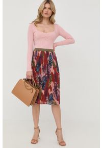 Guess sweter damski kolor różowy lekki. Kolor: różowy. Materiał: dzianina. Długość rękawa: długi rękaw. Długość: długie. Wzór: ze splotem #3