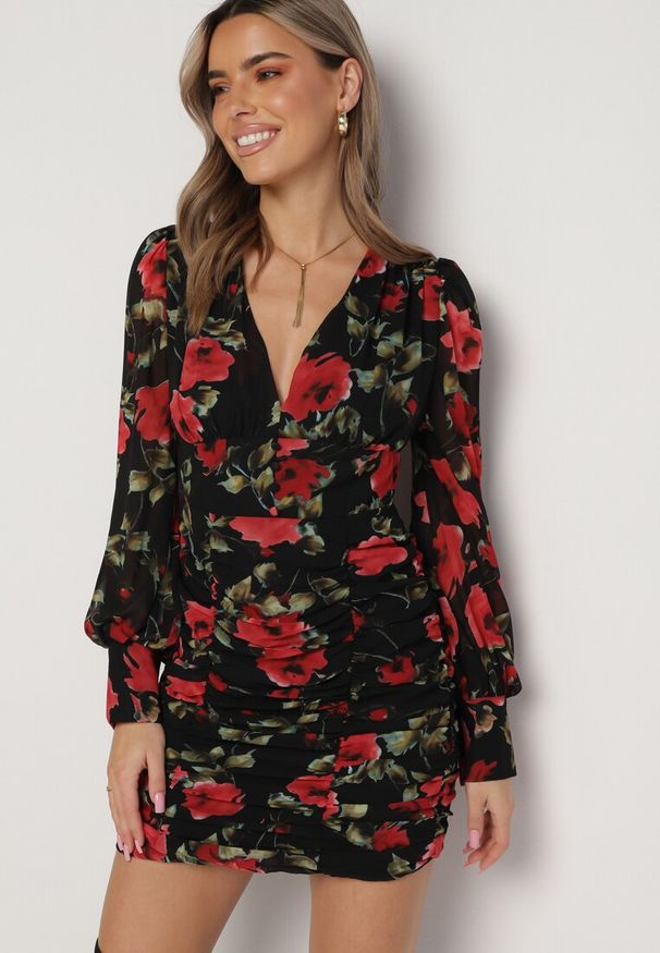 Born2be - Czarna Sukienka Dopasowana z Marszczeniem Kassissa. Kolor: czarny. Materiał: tkanina. Wzór: kwiaty, aplikacja. Styl: boho. Długość: mini
