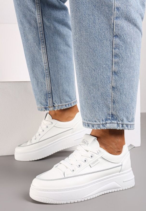 Born2be - Biało-Szare Sznurowane Sneakersy na Grubej Tłoczonej Podeszwie Erisalise. Nosek buta: okrągły. Zapięcie: sznurówki. Kolor: biały. Obcas: na obcasie. Wysokość obcasa: średni