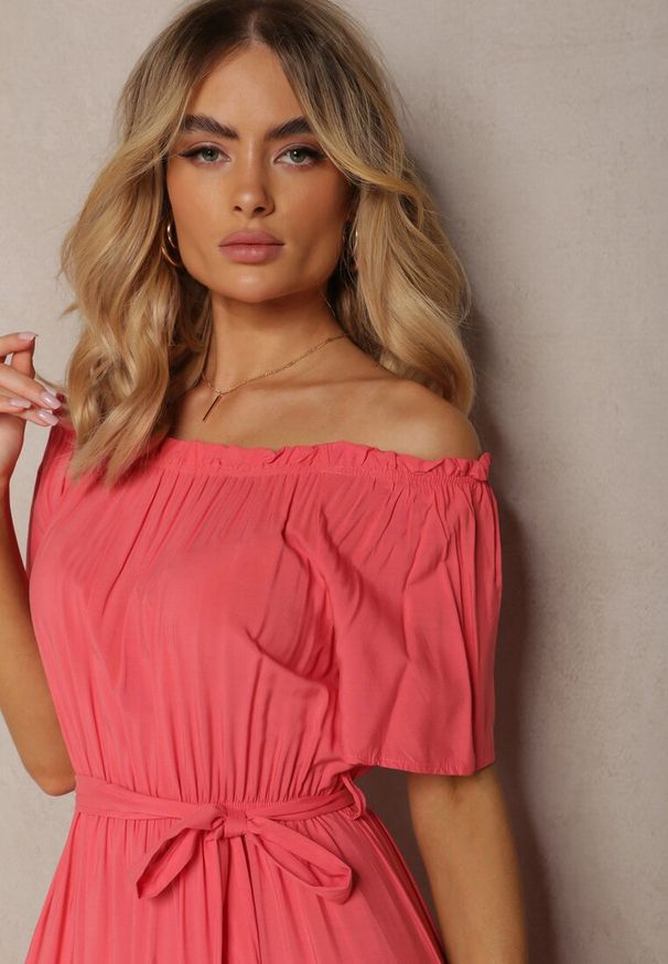 Renee - Ciemnoróżowa Sukienka Amiphiphae. Kolor: różowy. Materiał: materiał. Długość rękawa: krótki rękaw. Wzór: aplikacja. Długość: maxi