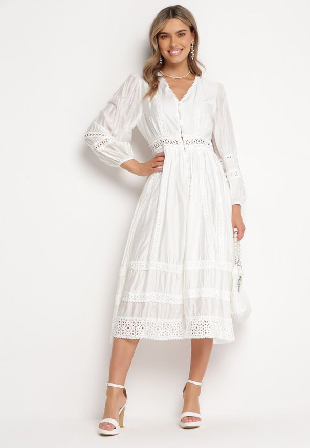 Born2be - Biała Taliowana Sukienka Midi z Ażurowym Zdobieniem Wilira. Kolor: biały. Materiał: materiał. Wzór: ażurowy, aplikacja. Długość: midi