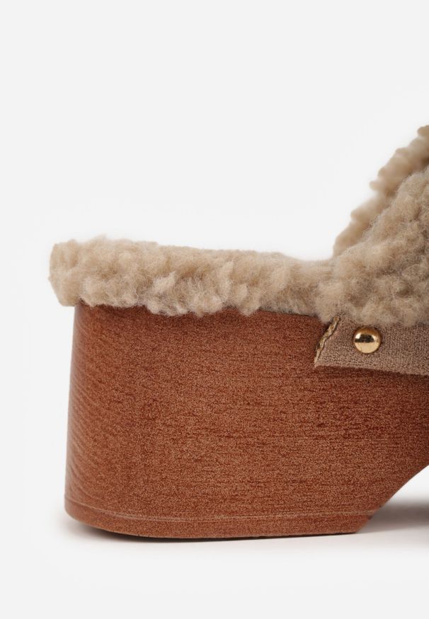 Born2be - Ciemnobeżowe Klapki Typu Mule na Grubej Podeszwie z Barankiem i Ćwiekami Cretinea. Okazja: na co dzień. Kolor: beżowy. Materiał: jeans. Wzór: aplikacja. Sezon: jesień. Styl: elegancki, casual
