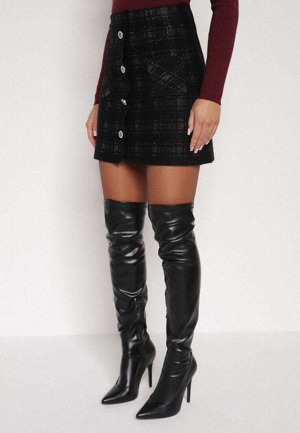 Born2be - Czarna Spódnica z Wiskozą Zdobiona Guzikami i Metaliczną Nicią Sewsela. Okazja: na co dzień. Kolor: czarny. Materiał: wiskoza. Wzór: aplikacja. Styl: klasyczny, casual, elegancki