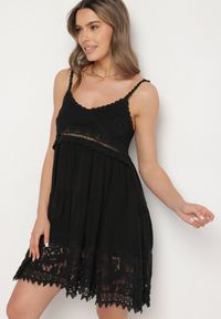 Born2be - Czarna Rozkloszowana Sukienka w Haftowany Wzór Mavironne. Okazja: na imprezę. Kolor: czarny. Wzór: haft. Styl: elegancki