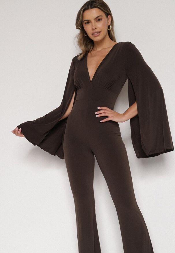 Born2be - Brązowy Długi Kombinezon z Szerokimi Rękawami i Odkrytymi Plecami Dasima. Okazja: na imprezę. Kolor: brązowy. Długość: długie. Styl: klasyczny, elegancki