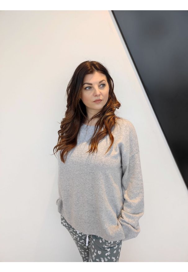 Kaszmirowy szary sweter Juvia. Kolor: szary. Materiał: kaszmir. Styl: elegancki, klasyczny