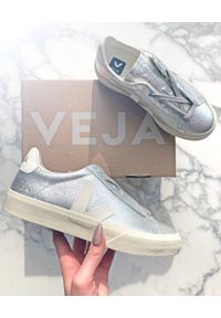 Veja - VEJA - Metaliczne sneakersy Campo. Nosek buta: okrągły. Zapięcie: sznurówki. Kolor: srebrny. Materiał: bawełna, guma. Szerokość cholewki: normalna #2