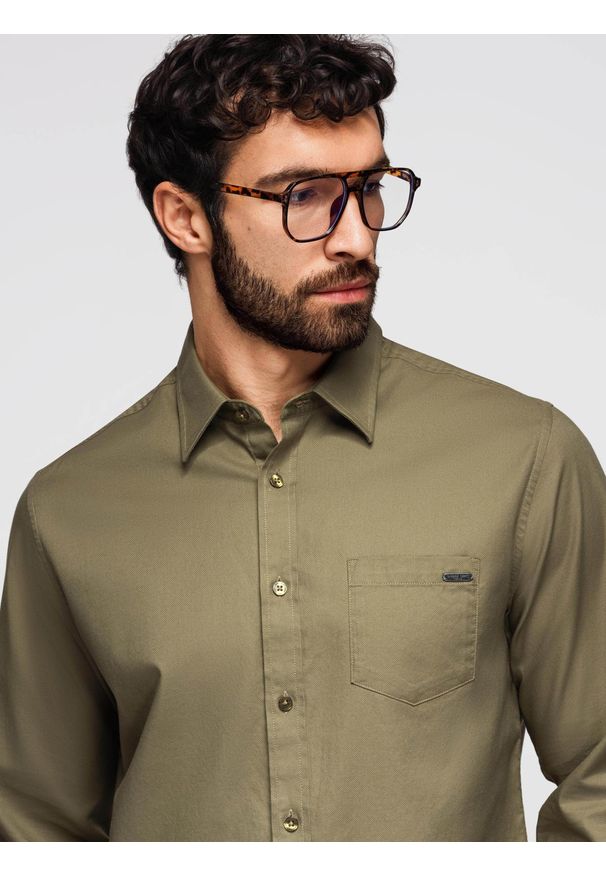 Ombre Clothing - Męska bawełniana koszula z kieszenią - oliwkowa V2 - Rozmiar: XXL. Okazja: na co dzień, do pracy, na spotkanie biznesowe. Typ kołnierza: kołnierzyk klasyczny. Kolor: oliwkowy. Długość: długie. Wzór: aplikacja. Materiał: bawełna. Długość rękawa: długi rękaw. Sezon: lato. Styl: klasyczny, casual, biznesowy