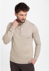 Volcano - Sweter ze stójką S-SAM. Typ kołnierza: kołnierzyk stójkowy. Kolor: beżowy. Materiał: prążkowany, materiał. Długość rękawa: długi rękaw. Długość: krótkie. Wzór: aplikacja, gładki. Styl: klasyczny #1