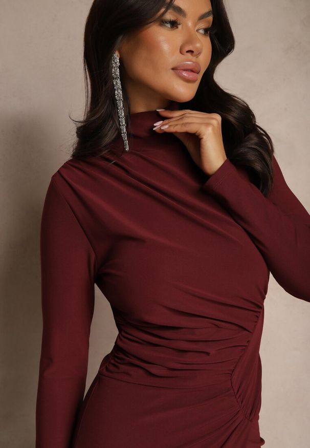 Renee - Bordowa Koktajlowa Sukienka Półgolf Ozdobiona Marszczeniami Emivelleth. Okazja: na spotkanie biznesowe. Kolor: czerwony. Długość rękawa: długi rękaw. Wzór: aplikacja. Typ sukienki: dopasowane. Styl: wizytowy