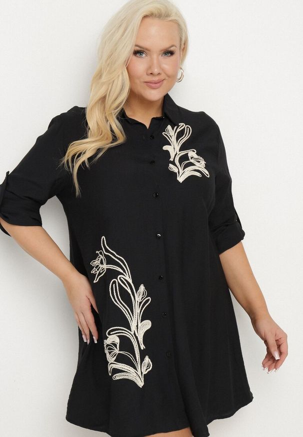 Born2be - Czarna Koszulowa Sukienka z Wiskozy Zdobiona Kwiatowym Haftem Nalilsa. Okazja: na co dzień. Typ kołnierza: kołnierzyk klasyczny. Kolekcja: plus size. Kolor: czarny. Materiał: wiskoza. Wzór: aplikacja, kwiaty, haft. Typ sukienki: koszulowe. Styl: klasyczny, elegancki, casual