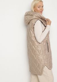 Born2be - Beżowa Klasyczna Kamizelka z Pikowanymi Przeszyciami Ettelie. Kolekcja: plus size. Kolor: beżowy. Materiał: jeans, skóra. Długość: długie. Styl: klasyczny #7