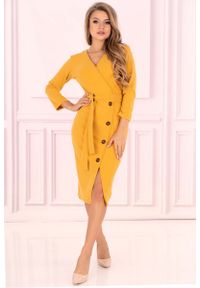 Merribel - Żółta Prosta Kopertowa Sukienka z Guzikami. Kolor: żółty. Materiał: poliester, elastan. Typ sukienki: kopertowe, proste #1