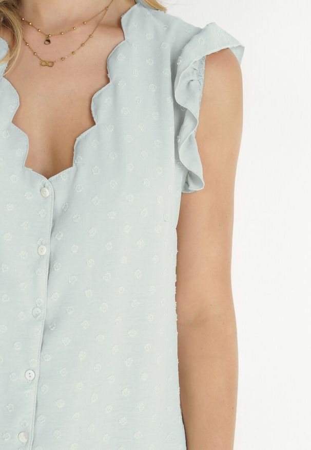 Born2be - Zielona Bluzka Top z Tkaniny Plumeti z Falbankami przy Ramionach Fatalie. Okazja: na co dzień. Typ kołnierza: kołnierz z falbankami. Kolor: zielony. Materiał: tkanina. Styl: casual