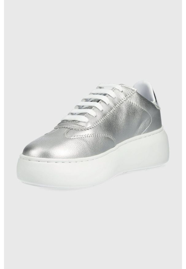 Armani Exchange sneakersy skórzane kolor srebrny. Nosek buta: okrągły. Zapięcie: sznurówki. Kolor: srebrny. Materiał: skóra. Obcas: na platformie