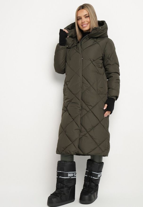 Born2be - Ciemnozielona Kurtka Płaszcz z Geometrycznym Pikowaniem Johnatta. Kolor: zielony. Wzór: geometria