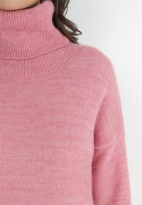 Born2be - Różowa Sukienka Classificator. Okazja: na co dzień. Typ kołnierza: golf. Kolor: różowy. Materiał: dzianina. Długość rękawa: długi rękaw. Sezon: zima, jesień. Typ sukienki: proste. Styl: casual #3