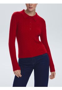 Reserved - Sweter z ozdobnym splotem - czerwony. Kolor: czerwony. Materiał: wiskoza, dzianina. Wzór: ze splotem