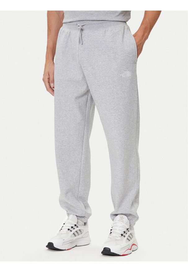 The North Face Spodnie dresowe Essential NF0A8C1F Szary Relaxed Fit. Kolor: szary. Materiał: bawełna, syntetyk