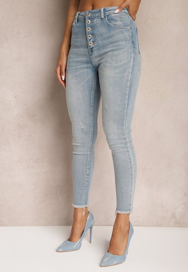 Renee - Niebieskie Jeansy o Fasonie Skinny z Postrzępionymi Nogawkami Quinte. Okazja: na co dzień. Kolor: niebieski. Styl: wizytowy, elegancki, casual