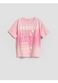 Reserved - Luźny t-shirt z nadrukiem - pastelowy róż. Kolor: różowy. Materiał: bawełna. Wzór: nadruk #1