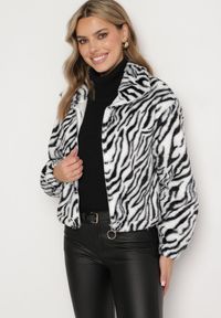 Born2be - Biała Futrzana Kurtka w Zebrę o Prostym Kroju ze Ściągaczem i Kieszeniami Velsomi. Kolor: biały. Materiał: futro. Wzór: motyw zwierzęcy. Styl: elegancki #3