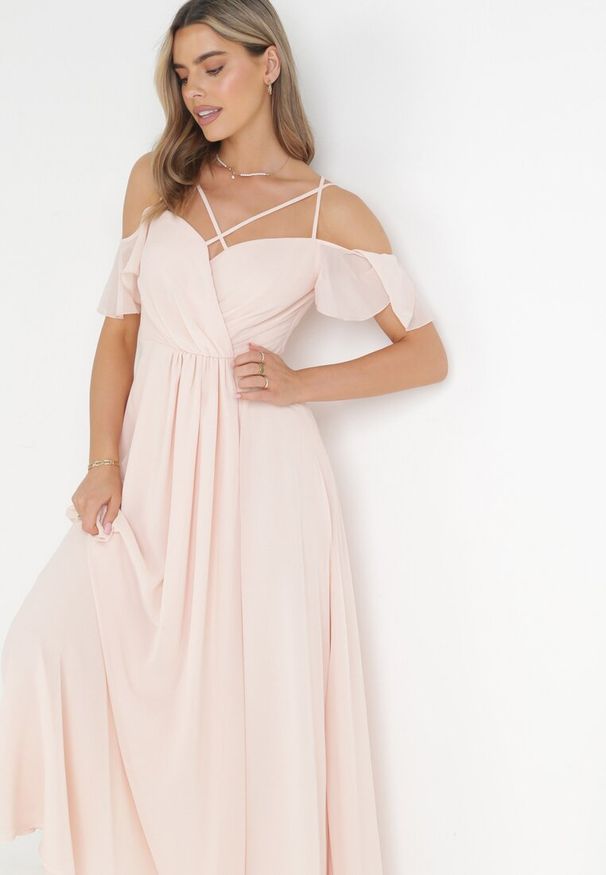 Born2be - Różowa Maxi Sukienka o Rozkloszowanym Fasonie na Cienkich Skrzyżowanych Ramiączkach Hendina. Okazja: na wesele, na ślub cywilny, na imprezę. Typ kołnierza: dekolt hiszpanka. Kolor: różowy. Długość rękawa: na ramiączkach. Typ sukienki: rozkloszowane. Długość: maxi