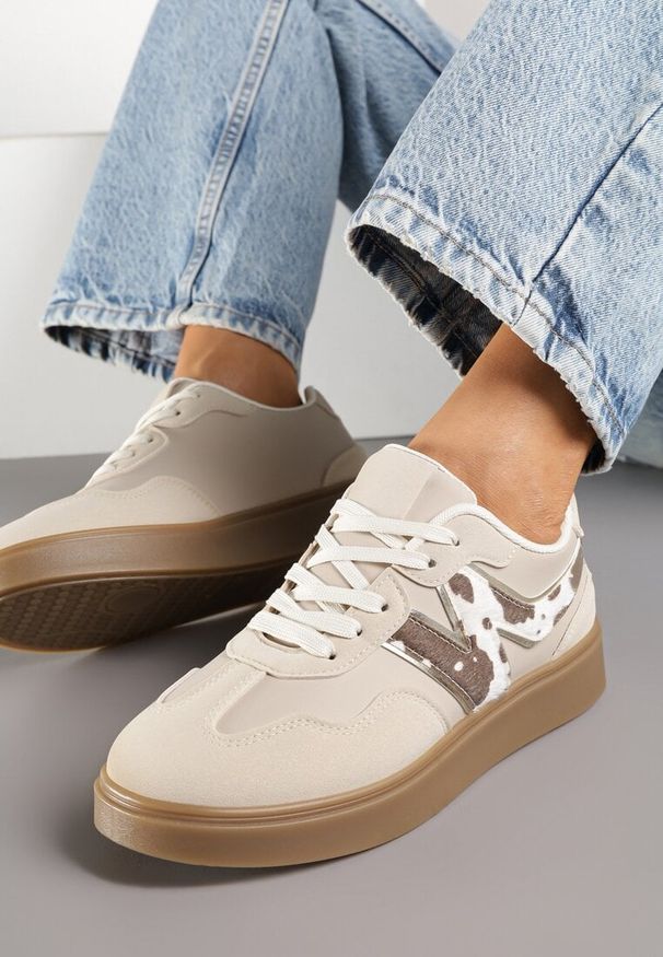 Renee - Beżowe Sneakersy Ozdobione Geometrycznym Motywem Benike. Okazja: na co dzień. Kolor: beżowy. Materiał: jeans. Wzór: aplikacja, geometria