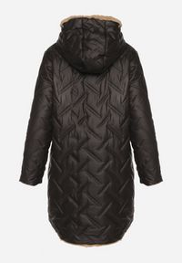 Born2be - Czarna Długa Kurtka Dwustronna z Pikowanymi Przeszyciami i Kapturem Olidia. Okazja: na spacer, na co dzień. Kolor: czarny. Materiał: dzianina, jeans, futro, poliester. Długość: długie. Styl: casual, elegancki #6