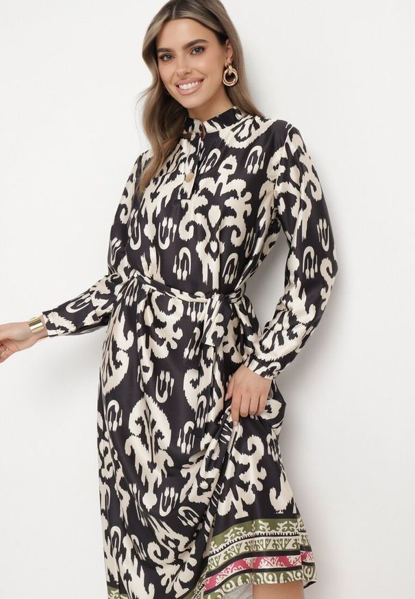 Born2be - Czarno-Biała Sukienka Satynowa o Pudełkowym Fasonie Wiązana w Talii w Ornamentalny Wzór Narosa. Okazja: na imprezę, na co dzień. Kolor: czarny. Materiał: satyna. Długość rękawa: długi rękaw. Styl: casual, elegancki