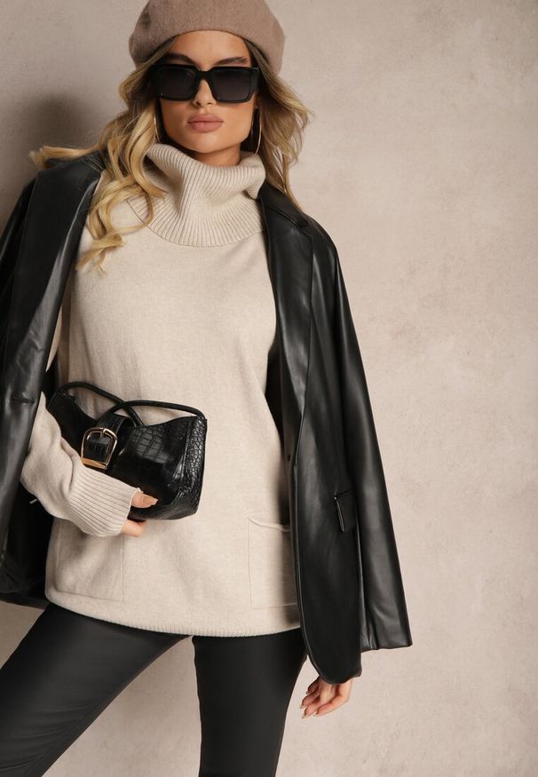Renee - Beżowy Casualowy Golf z Domieszką Wiskozy Ozdobiony Małymi Kieszeniami Viasya. Okazja: na co dzień. Typ kołnierza: golf. Kolekcja: plus size. Kolor: beżowy. Długość: długie. Wzór: aplikacja. Materiał: wiskoza. Długość rękawa: długi rękaw. Styl: casual