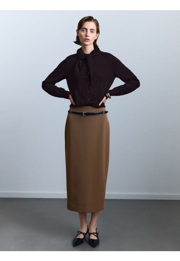 Reserved - Spódnica midi z paskiem - brązowy. Kolor: brązowy. Materiał: tkanina, wiskoza. Wzór: gładki